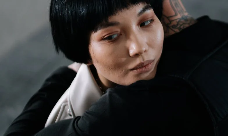 « Je ne sais pas si ta fille me trompe, mais j’ai peur pour les enfants » – Le secret de la maison de Montreuil