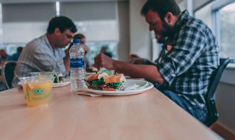 À l’ombre de la pause déjeuner : La confiance à vendre