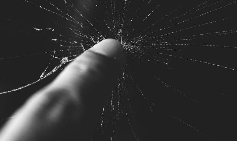 Je n’aurais jamais cru devoir sauver ma vie en faisant semblant d’être morte : Le témoignage de Marie Dubois sur l’abus, la peur et la renaissance