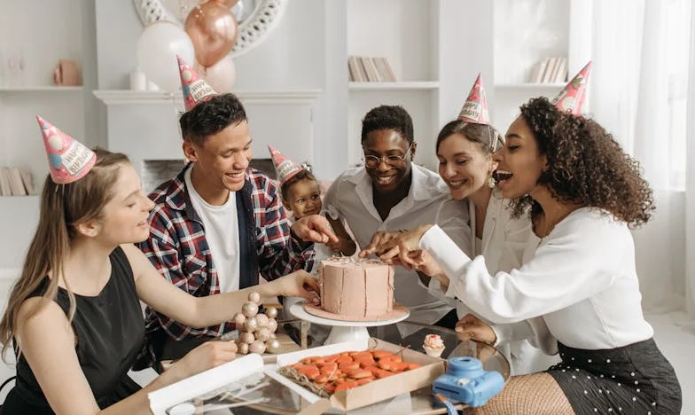 La robe qu’il a offerte à mon amie… mais ses yeux ne me quittaient jamais