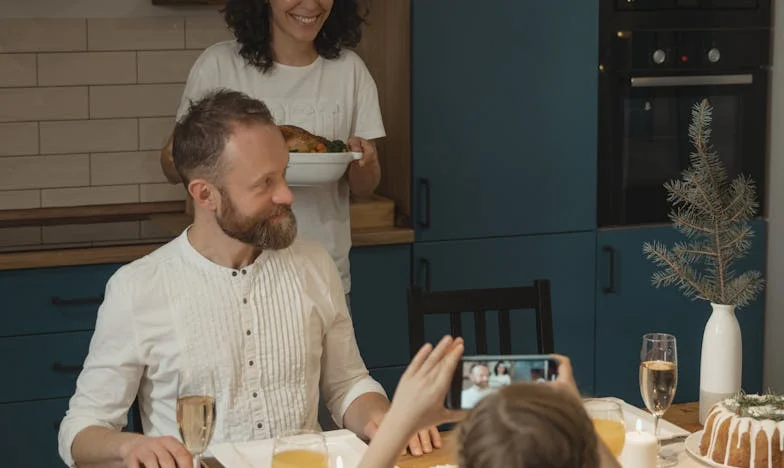 Le Mensonge du Soir : La Vérité Derrière les Portes Closes