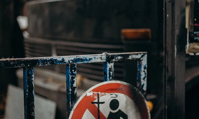 Quand l’Amour Devient Moquerie : Le Rire Qui Blesse