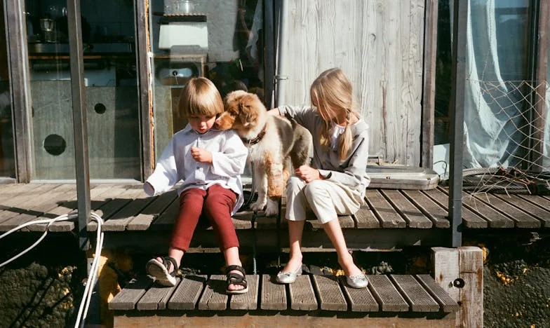 Sous le même toit, des silences brisés