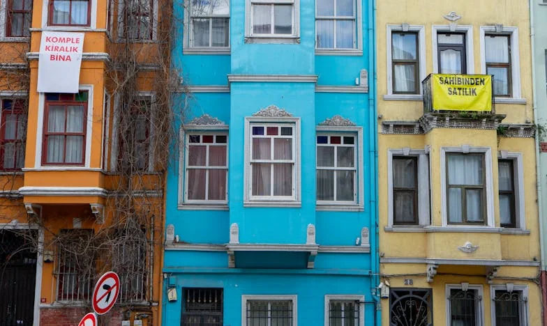 Sous le même toit, des silences brisés