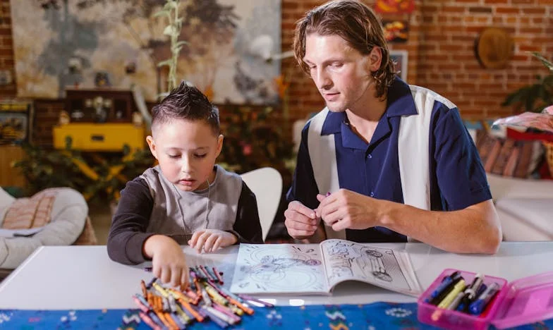 Une visite imprévue à dix heures du matin : Ce que j’ai découvert derrière la porte close de mon fils