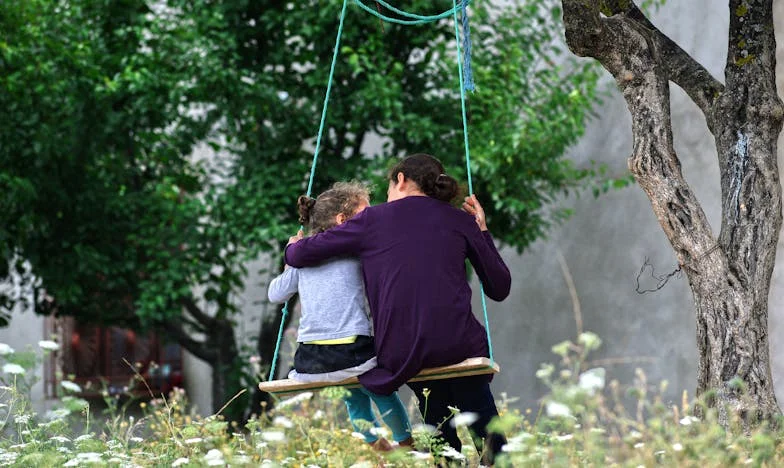Hier soir, elles sont revenues ensemble : ma mère et ma belle-mère – leurs supplications brisent mon cœur