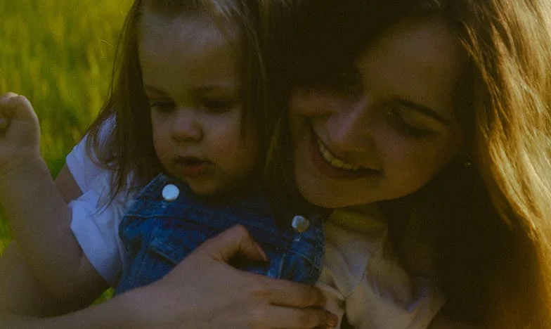 Larmes et espoir : L’histoire d’une mère célibataire de Saint-Denis