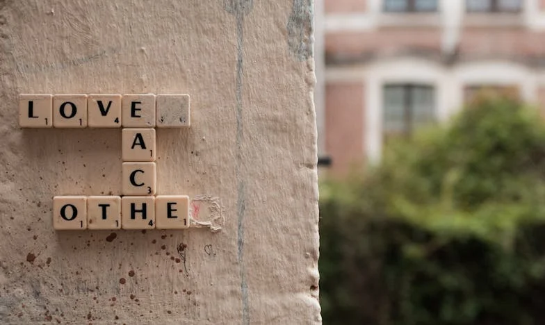 L’homme au manteau râpé : Une histoire de bonté et de secrets sur la rue principale