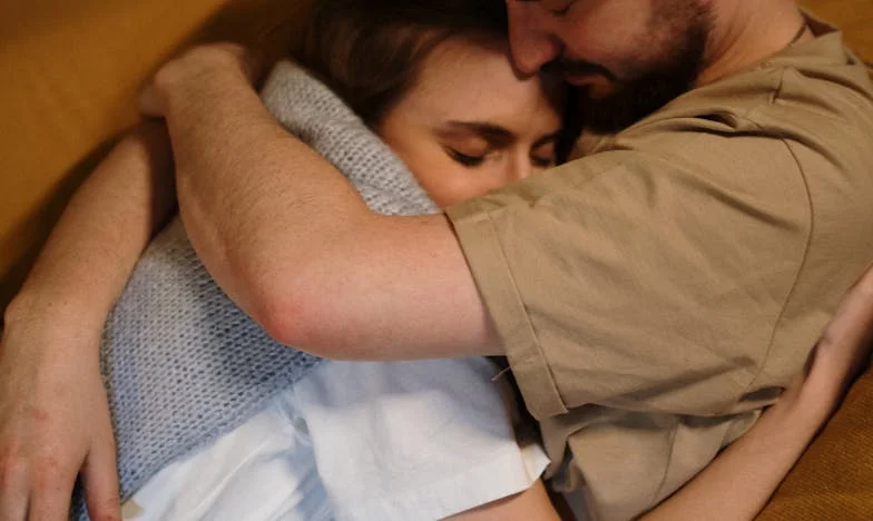 Quand Camille m’a forcé à dormir sur le canapé – mais c’est mon appartement !