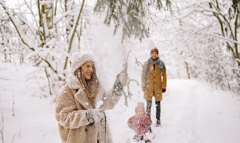 Quand les portes s’ouvrent : Retour au village natal et confrontation avec le passé