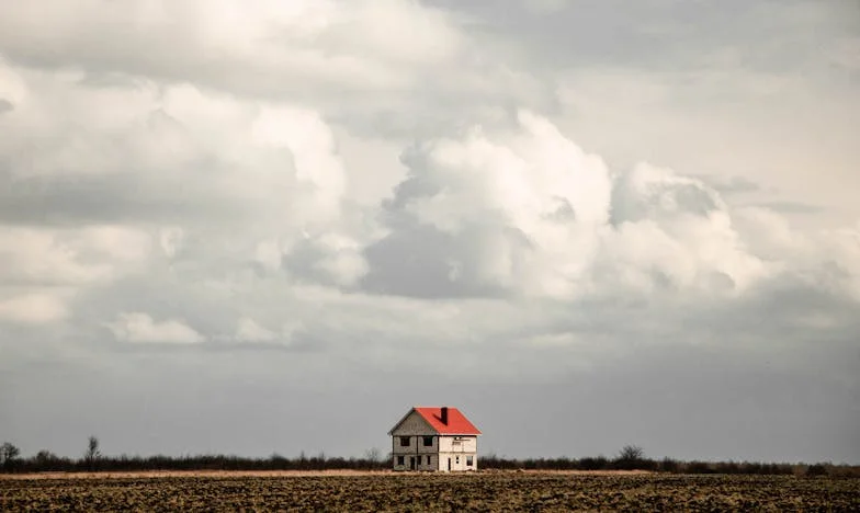 Sous Contrôle : La Vie de Sarah, Prisonnière de l’Argent de Son Mari