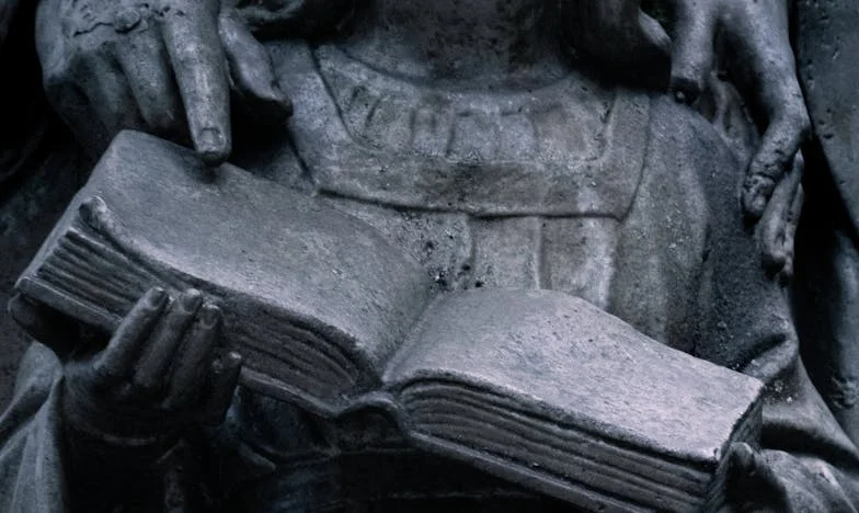 Les lettres derrière la commode