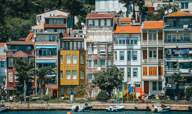 „Azt mondtam a fiamnak, hogy fékezze meg a felesége ambícióit. Vagy meglátja, mire vagyok képes…” – Egy magyar anya vallomása