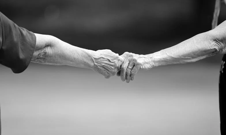 „Anyám árnyékában: Maradjak vagy menjek?” – Egy budapesti lány vallomása a családi kötelékekről és a felnőtté válásról