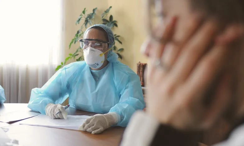 „Minden alkalommal, amikor a vejem hazaér, el kell tűnnöm” – Egy magyar nagymama szívszorító vallomása