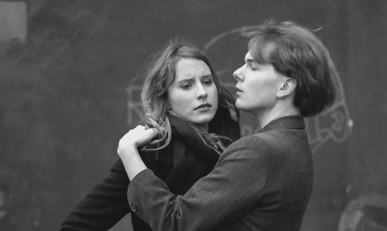 Amikor a férjem megtiltotta, hogy anyám segítsen: Egy anya magánya a saját otthonában