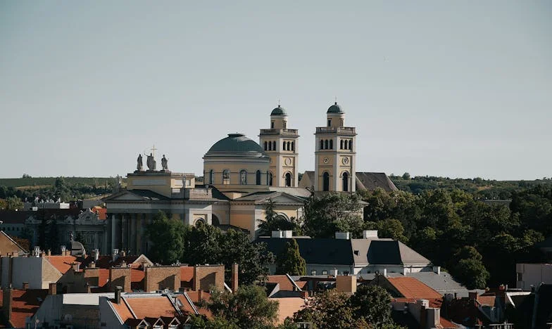 „Anyám segítene nekünk a lakásvásárlásban, de a férjem inkább az apjának adná a pénzt” – Lehet választani család és család között?