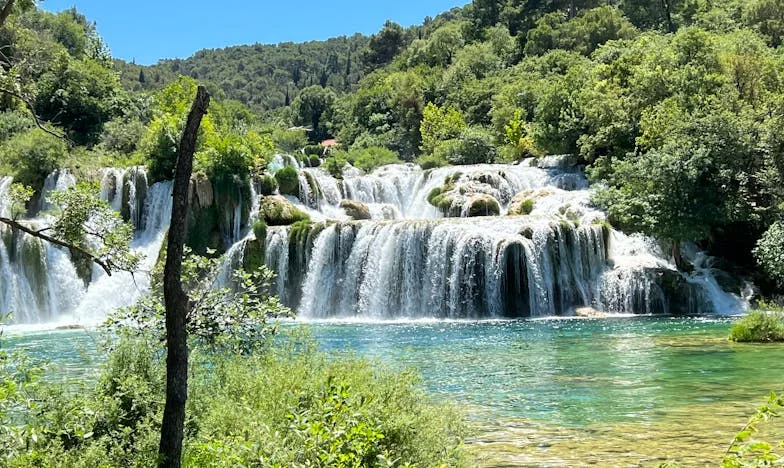 "Kívülálló a saját családomban? – Egy magyar családi dráma belülről"