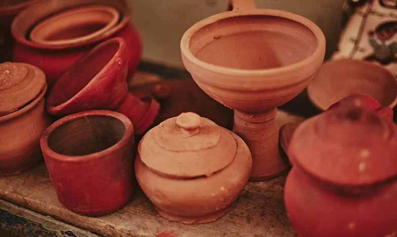 Könnyek és imák között: Hogyan éltem túl az anyósommal egy fedél alatt – Egy magyar család története