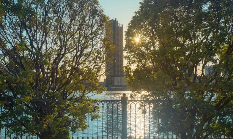 Megvettem az álomházunkat, de a feleségem titokban kulcsot adott a szüleinek – most minden nap félek hazamenni