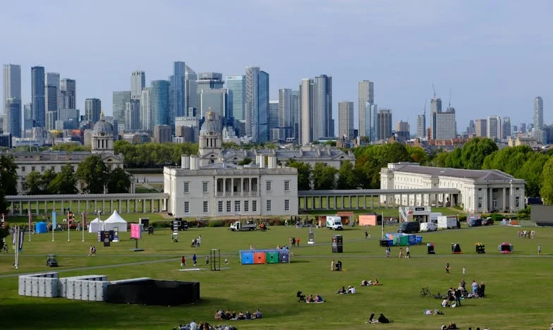 „Szervusz, lányom. Mostantól nálad lakom!” – Apám húsz év után kopogtatott az ajtómon, és felforgatta az életem