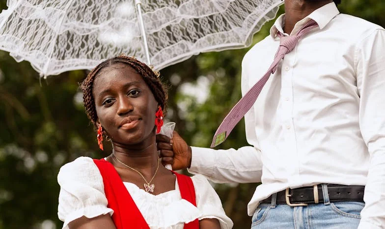 Szerelmem a viharban: Hogyan éltem túl a családom és a falu ítéletét, amikor hozzámentem egy nálam jóval idősebb férfihoz