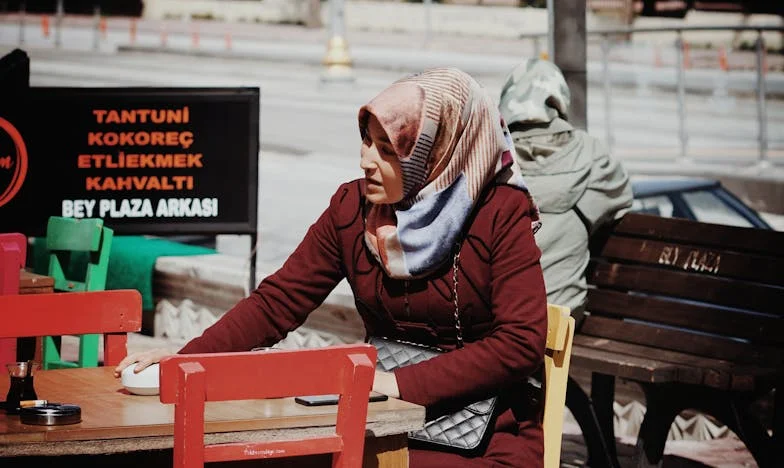 „Anyós vagy pince? Egy magyar apa drámája a családi otthonban”