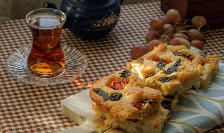 Azt hittem, a férjem csak értünk dolgozik túlórában – de a valóság összetörte az életem