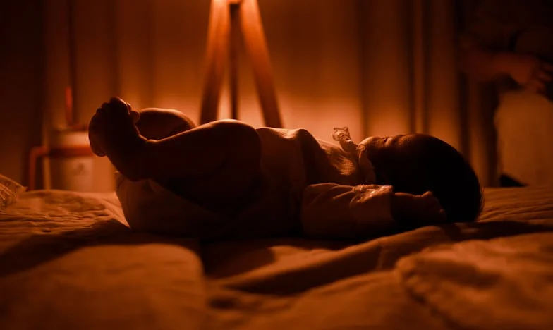 Zsuzsa története: Egyetlen pillanat, ami mindent megváltoztatott – amikor a hűtlenség árnyéka bekúszott a családomba