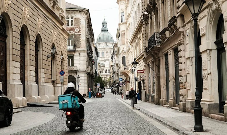 A lépcsőházban: Menekülés a sötétségből – Egy anya harca a reményért