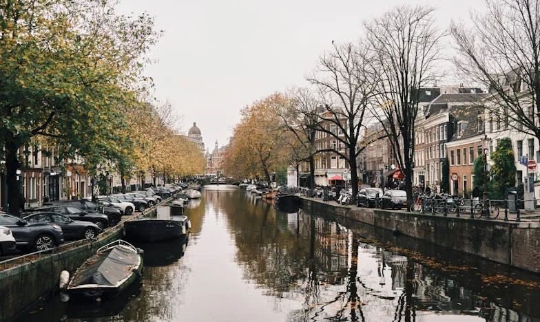 „Anya, miért jártál a lakásunkban a távollétünkben?” – Egy családi bizalom drámája Budapesten