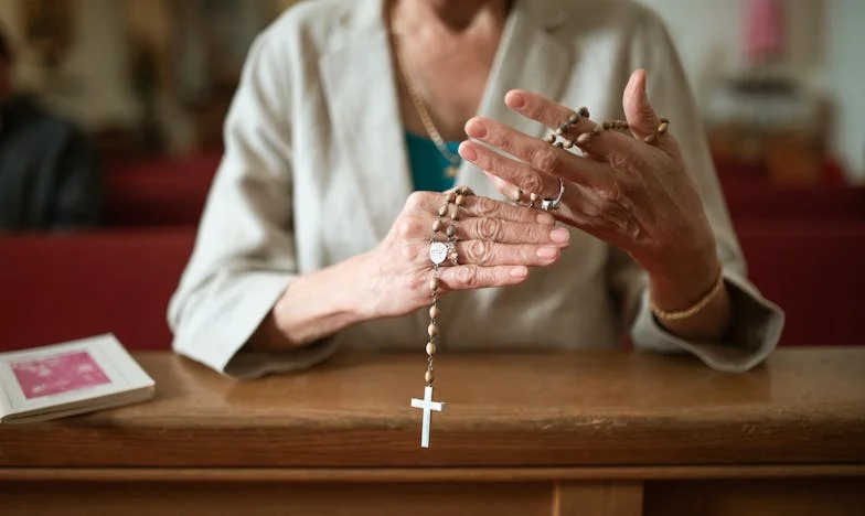 Éjszaka csörgött a telefon: A lányom zokogva vallotta be, hogy a férje megcsalja – és könyörgött, hogy hallgassak róla