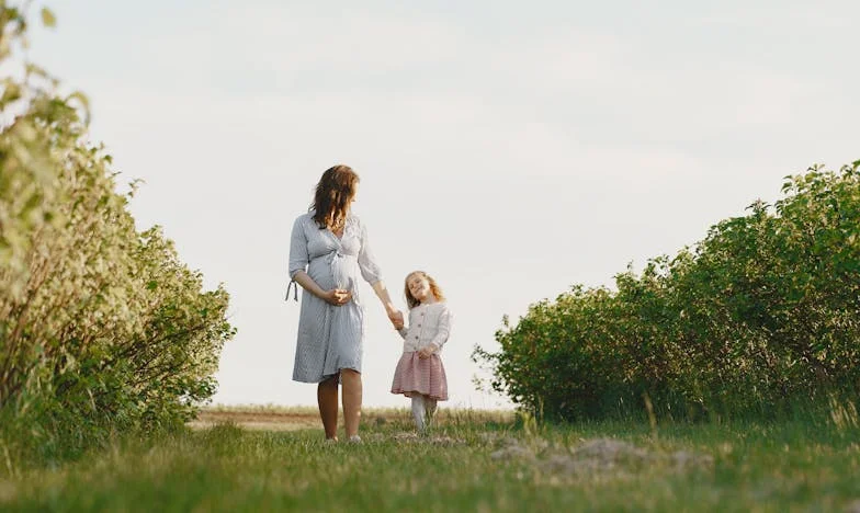 Harminc év után elhagyott a férjem egy fiatalabb nőért – de a fiaim szavai törték össze igazán a szívemet