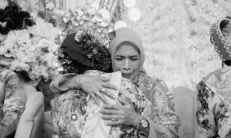 Az anyósomék megalázó szerződést írattak velem alá három nappal az esküvő előtt – de nem tudták, ki vagyok valójában