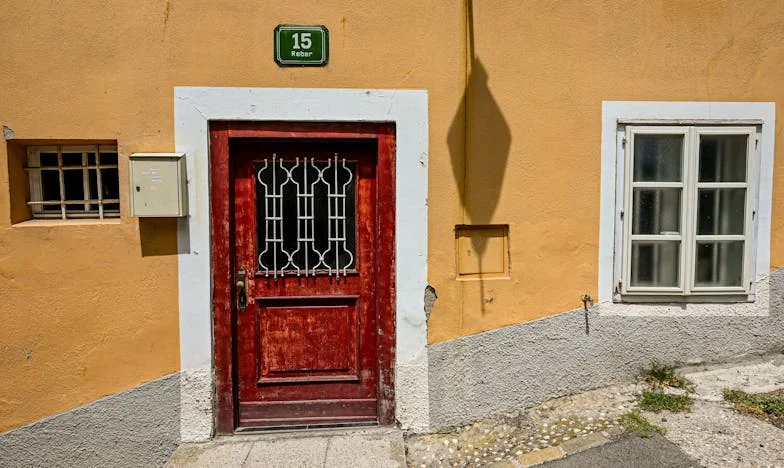 La verdad bajo la cuna: Cuando el mejor amigo descubre el secreto más doloroso