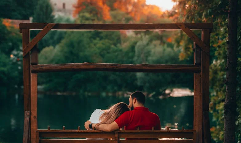 Silencio en la mesa: cuando el dinero separa más que las palabras