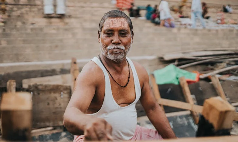 El precio de la confianza: Una comida, una traición y una lección en la fábrica