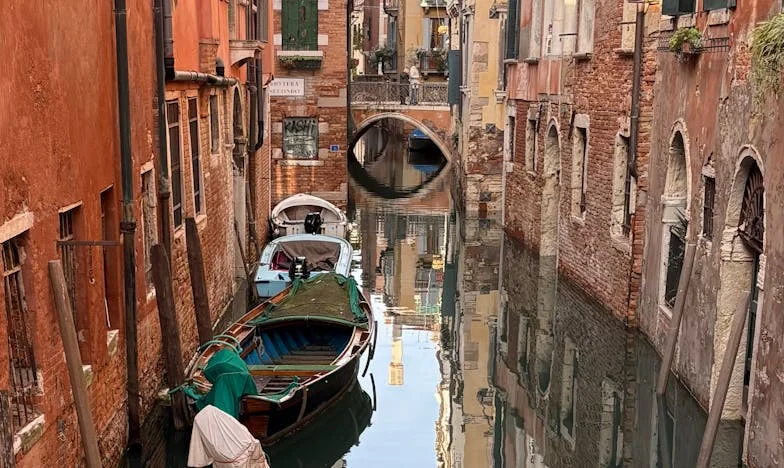 Un pequeño frasco, dos familias: el precio de un regalo inocente