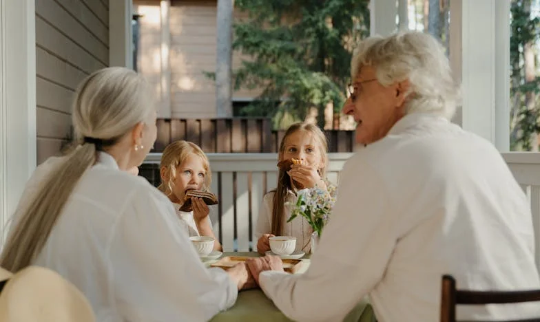 "¿Hasta cuándo seré la intrusa en mi propia familia?" — La historia de una suegra española entre el amor y el rechazo