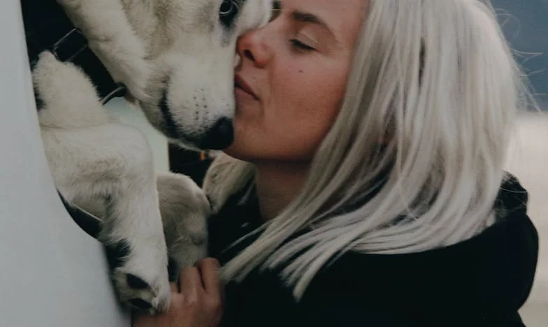 “Hazte a un lado, hijo. Esto es cosa de hombres”, decía mi padre a mi marido cada vez que intentaba ayudar en la barbacoa. Mi vida entre el cariño y la herida de un padre español tradicional.