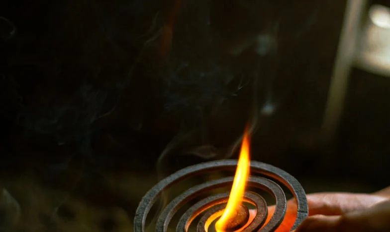 No podía dejarla en la calle, pero mi marido cerró la puerta: una noche que partió mi corazón en dos