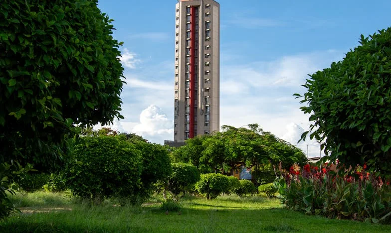 Silencio en el rellano: Cuando tu vecino se convierte en tu peor enemigo