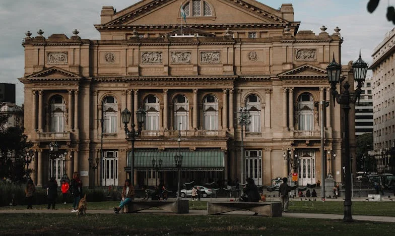 La elección cruel de mi suegra: Cómo la preferencia por su hijo destrozó nuestra familia