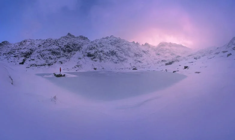 Huellas extrañas en la sierra de Gredos: Una familia, un secreto, una frontera invisible