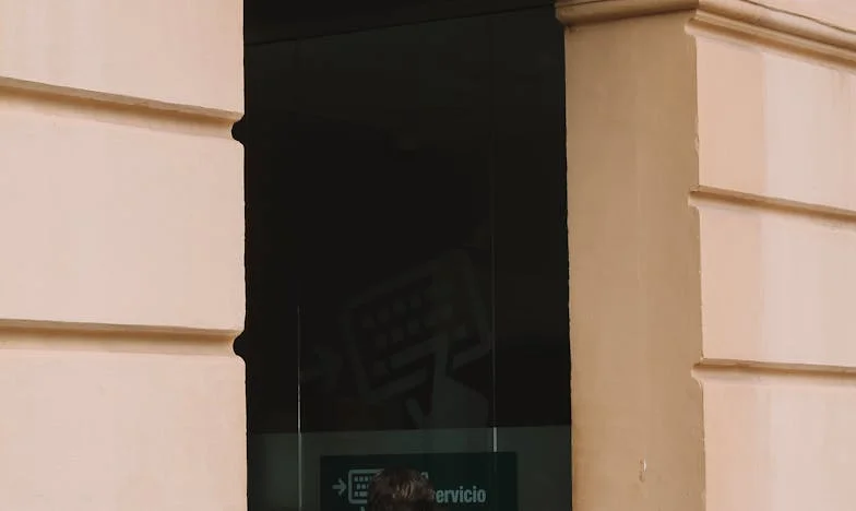 Mi hijo me enviaba dinero cada mes... pero nunca lo recibí: lo que vi en las cámaras del banco destrozó mi familia