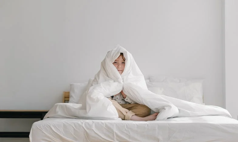 Zersplitterte Spiegelbilder: Zwölf Jahre im Schatten der Lüge