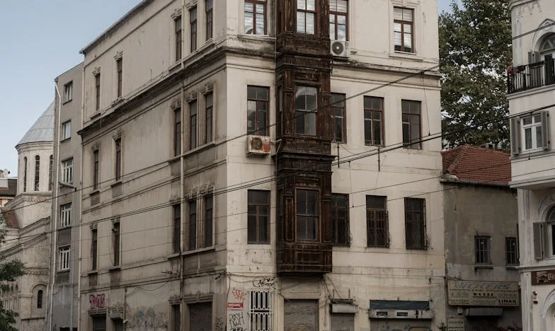 Cienie przeszłości: podróż ku rodzinnej więzi