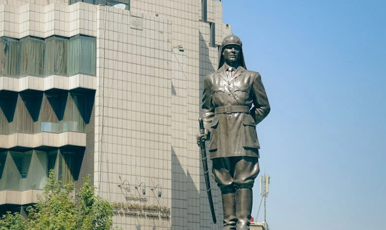 Między tęsknotą a niechęcią: Wakacje u teściowej w Częstochowie – czy można zbudować mosty tam, gdzie tyle lat narastał mur?