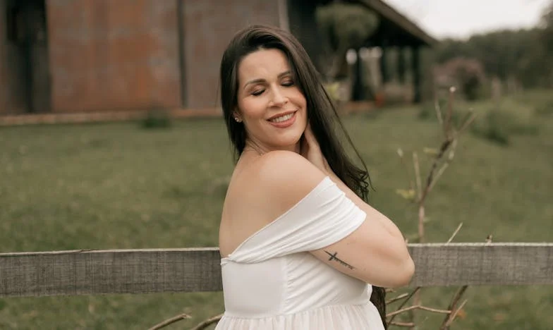 Między dwoma domami: List zagubionej córki. Czy rodzina może złamać serce bardziej niż obcy?