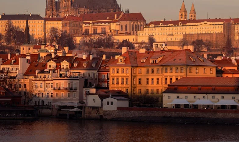 Cień matki: Opowieść o miłości, dumie i niewypowiedzianych słowach